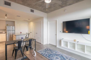 Lovely 1BD - Central Downtown - Gym, Pool, Parking